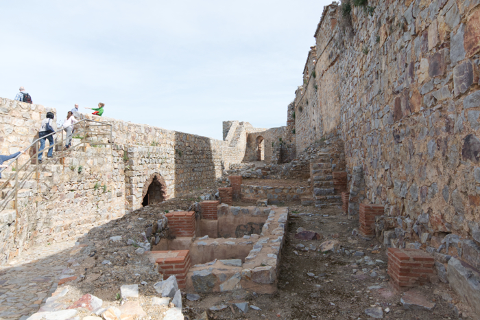 restos de estructuras del Castillo Convento de Calatrava la Nueva